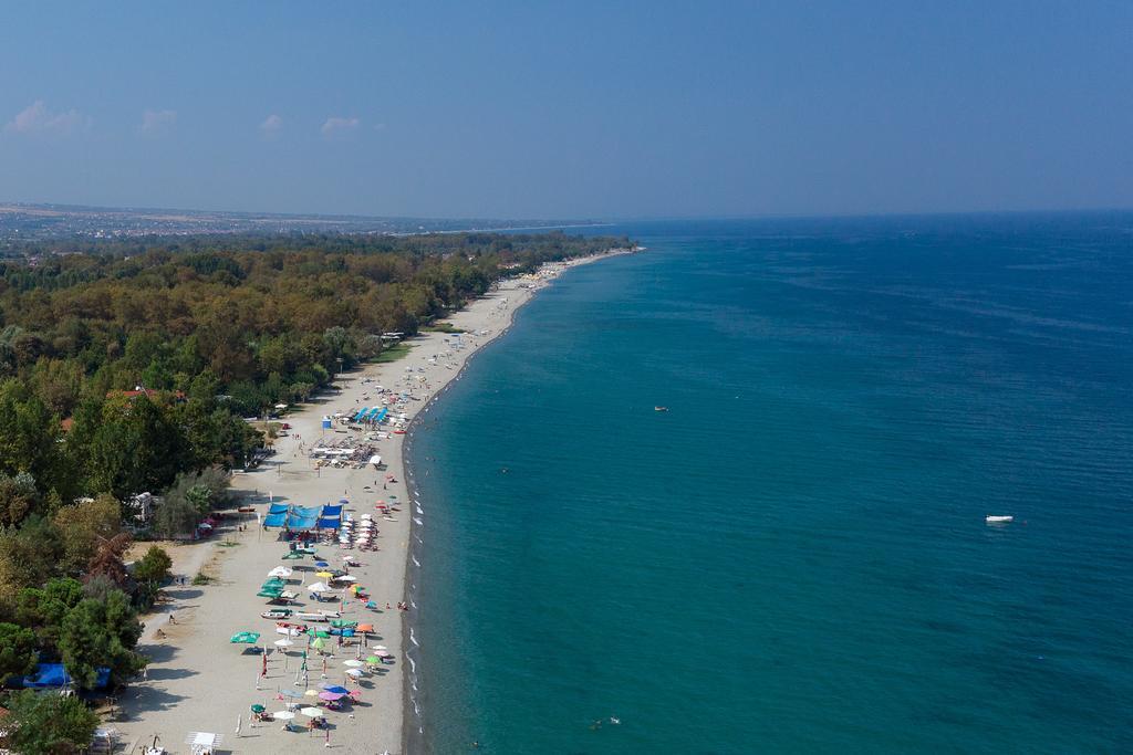 Sintrivanis Resort Beach Paralía Skotínis Buitenkant foto